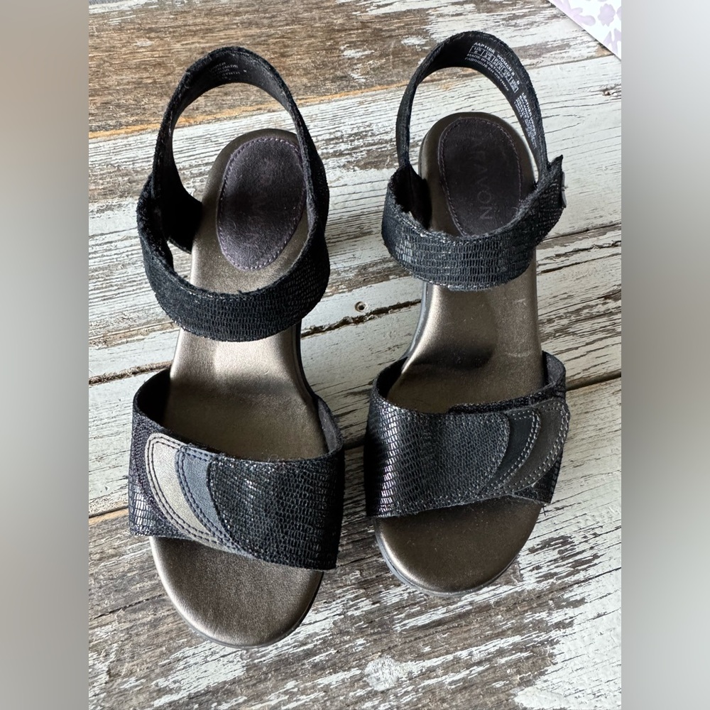 ARAVON | Medici open toe comfort heeled leather sandals size 6 like new